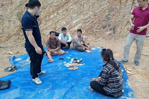 Khởi tố chục đối tượng đánh bạc trên bãi đất trống bìa rừng 