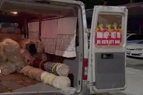 Dùng xe ô tô chở khách để vận chuyển hàng lậu