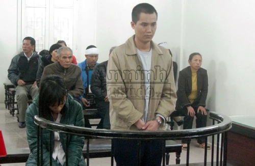 Cản việc tâm sự, nam thanh niên bị hất văng lên nắp capô 