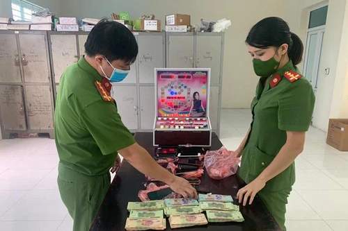 Hơn chục đối tượng mê mải đánh bạc giữa mùa dịch