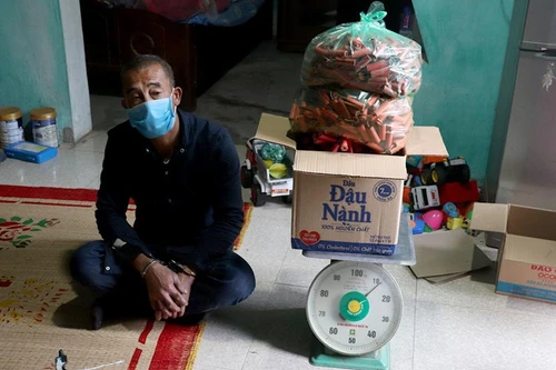 Tự cuốn pháo nổ chờ đến Tết Nguyên đán bán kiếm lời 