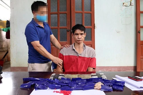 Bắt đối tượng vận chuyển 4 bánh heroin và hàng nghìn viên ma tuý tổng hợp