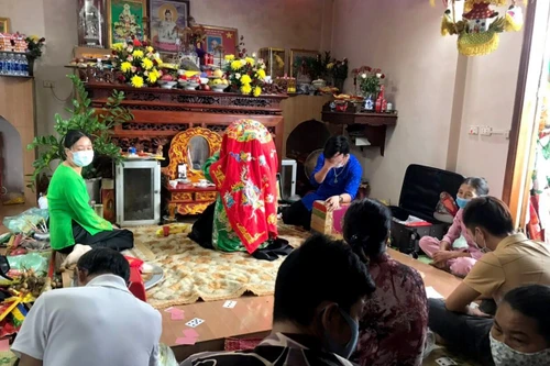 Phát hiện 13 người tụ tập hầu đồng bất chấp quy định phòng, chống dịch Covid-19