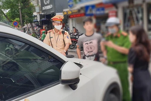 ‘Vứt’ ô tô giữa ngã ba đi chơi với bạn gái gây cản trở giao thông