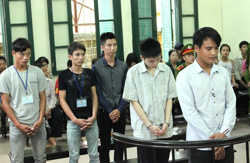 Đến nhà bạn gái chơi, hai thanh niên bị đâm thủng bụng, thấu tim tử vong