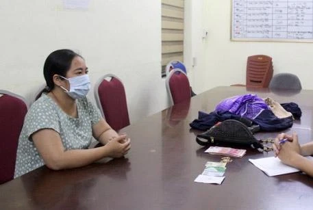 ‘Nữ quái’ vờ mua đồ nhậu để trộm cắp túi xách