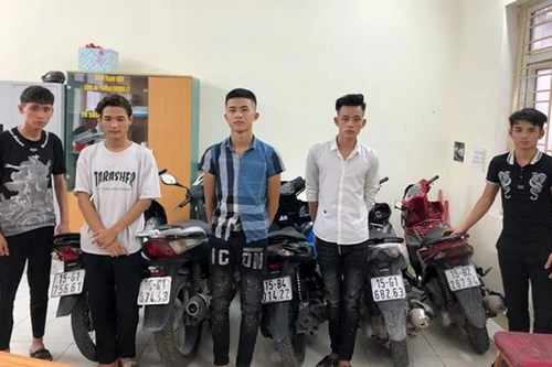 Bắt giữ gần 20 đối tượng ném chai thủy tinh vào người đi đường