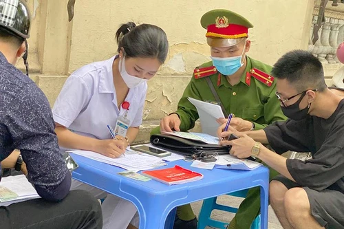 Ba người nước ngoài bị xử phạt vì không đeo khẩu trang nơi công cộng