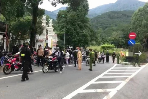 Hơn 200 'quái xế' bốc đầu xe máy, lạng lách, đánh võng gây náo loạn đường lên Tam Đảo