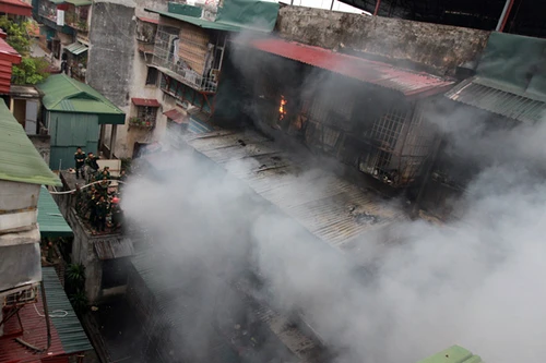 9 căn hộ bị thiêu rụi trong một giờ đồng hồ