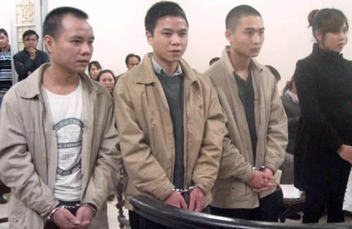 Lôi cả người tình trẻ và 2 anh em ruột vào tù