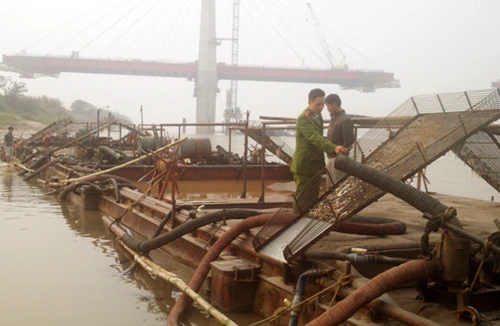 Vĩnh Phúc: Bắt trùm “bảo kê” cát sỏi trên sông Lô 