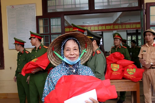 Công an quận Long Biên góp sức với đồng bào Quảng Bình thân yêu 