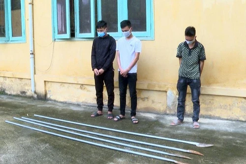 Xử phạt nhóm đối tượng mang hung khí ‘diễu phố’ rồi đăng tải lên facebook