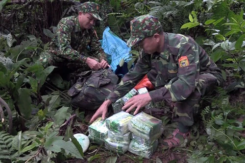 Truy bắt nhóm đối tượng nghi vận chuyển 100 kg ma túy đá