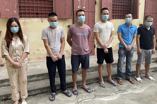 Chủ quán karaoke cho khách gọi “đào” và sử dụng trái phép chất ma tuý tại quán 