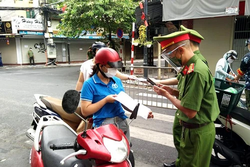 Ghi nhận ngày đầu tổ công tác đặc biệt CAQ Hoàn Kiếm kiểm soát 100% người đi đường 