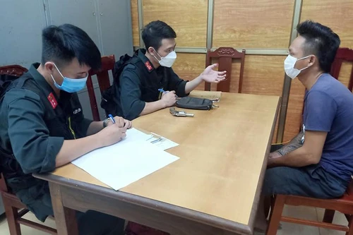 Lộ khẩu súng "côn quay" khi bị Cảnh sát cơ động kiểm tra