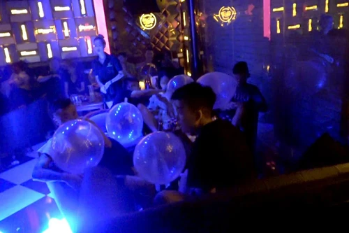 Phú Thọ: Quán cafe hoạt động kiểu quán ‘bar’ cho khách sử dụng bóng cười