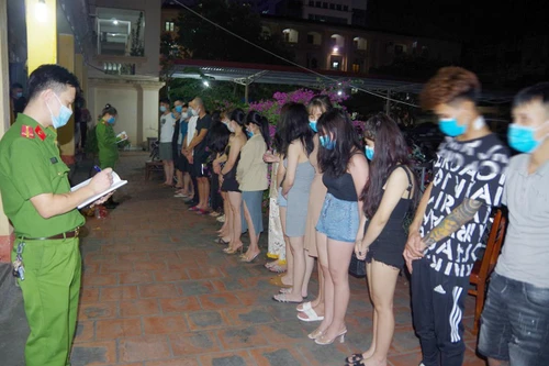 Bắt quả tang 26 đối tượng thuê nhà nghỉ để sử dụng trái phép chất ma tuý