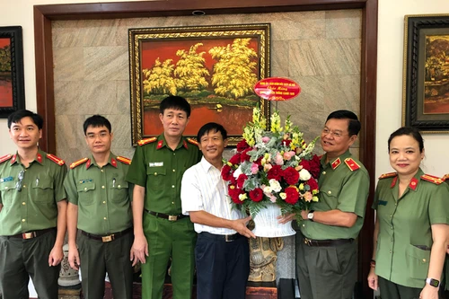 Ban Giám đốc Công an Hà Nội thăm, tặng quà các đồng chí nguyên lãnh đạo Công an thành phố 