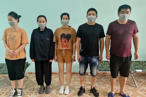 Phát hiện 5 người Trung Quốc nhập cảnh trái phép vào Việt Nam trên chiếc xe dừng đỗ ven đường