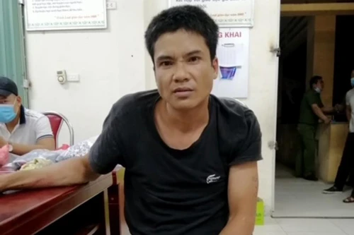 Bắt khẩn cấp đối tượng mặc váy cải trang làm nữ giới mò vào trường tiểu học cướp tài sản