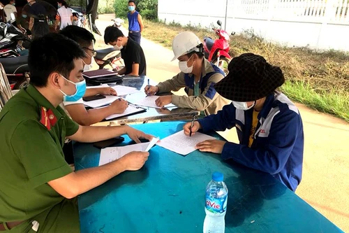 Vĩnh Phúc: Phát hiện nhóm người đi đường mòn để 'né' chốt kiểm dịch Covid-19