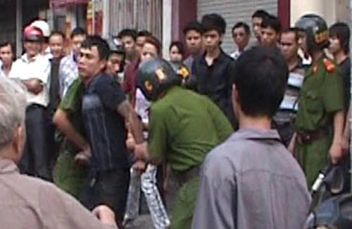 Rút súng ngắn, bắn cảnh sát cơ động