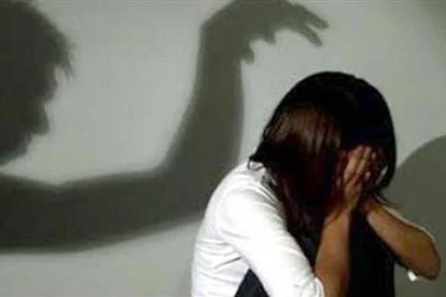 Sang hàng xóm mượn xe máy rồi giở trò đồi bại với bé gái 13 tuổi