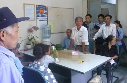 Nhân thân 18 thuyền viên mắc kẹt ở Trung Quốc kêu cứu