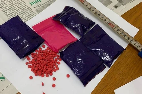 Vừa thấy Công an, vội vàng phi tang bọc ma tuý