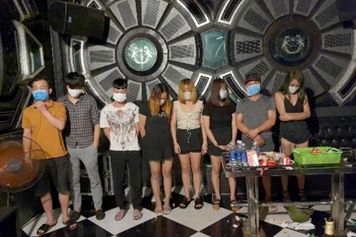 Quán karaoke vẫn mở cửa đón khách bất chấp quy định phòng, chống dịch