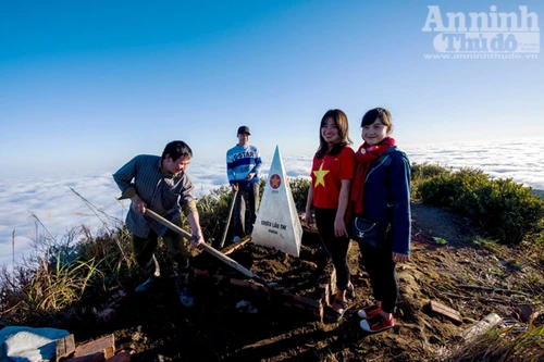 Chinh phục đỉnh Chiêu Lầu Thi, check in bồng bềnh với mây trời 