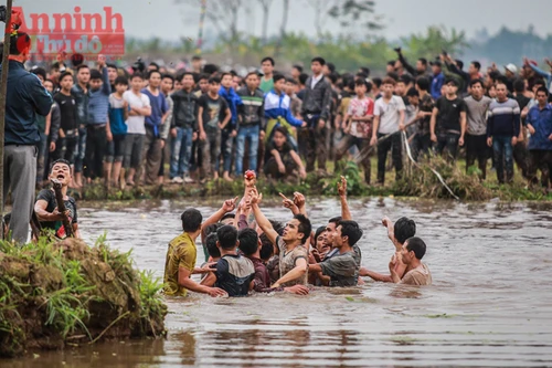 Cận cảnh "thủy chiến" cướp phết ở Hiền Quan