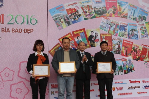 Trao thưởng bìa báo, gian trưng bày đẹp nhất tại Hội báo Xuân Bính Thân 2016