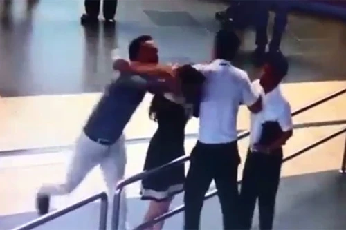 Yêu cầu ông Đào Vịnh Thuấn công khai xin lỗi nữ nhân viên hàng không