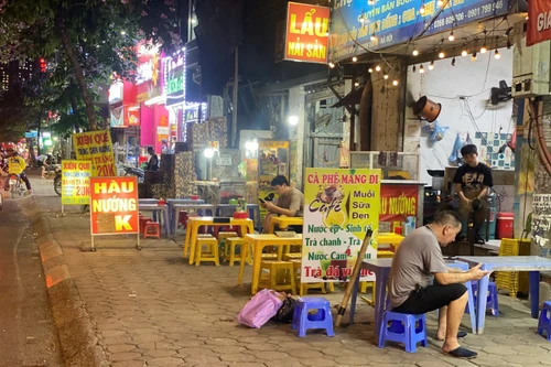 Ngao ngán cảnh 'hè, đường 'mất tích' - hàng quán tràn lan' ở quận Thanh Xuân