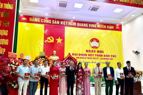 Giám đốc Công an Thành phố Hà Nội chung vui ngày hội Đại đoàn kết cùng nhân dân thôn Yến Vỹ