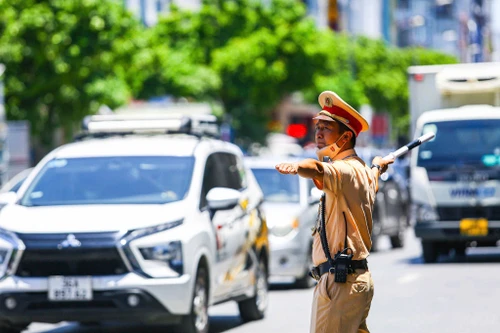 Cảnh sát giao thông Hà Nội: Đội nắng bám đường, giữ vững trật tự giao thông