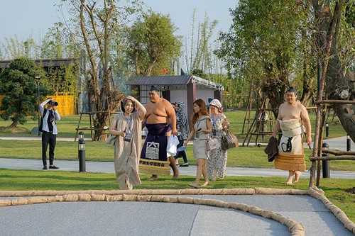 Hai đại võ sĩ sumo nổi tiếng Nhật Bản bất ngờ xuất hiện tại Việt Nam