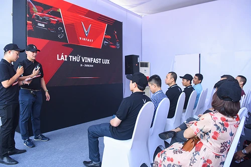 Khách hàng sốt ruột chờ lái thử xe VinFast Lux theo bài test chuẩn quốc tế
