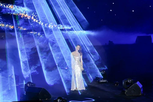 Mỹ Tâm hội ngộ Bích Phương trên sân khấu đại nhạc hội Technology Party