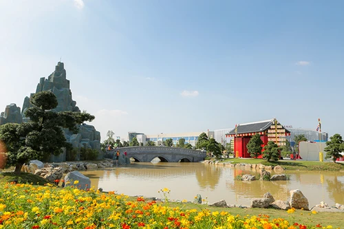 Tóc Tiên khoe dáng tại sự kiện khai trương Vườn Nhật sau công khai hẹn hò