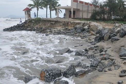 Quảng Ngãi: Nỗi lo triều cường uy hiếp bờ biển Bình Hải 