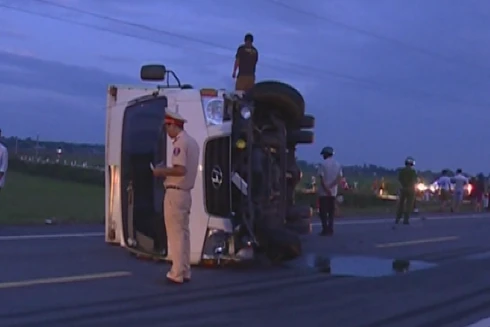 Taxi tông ô tô đông lạnh lật nghiêng