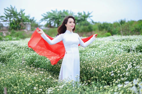 Mai Thu Huyền đẹp dịu dàng cùng cúc họa mi