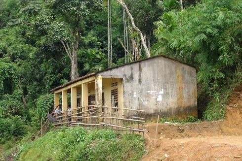 Cả trăm học sinh ngày ngày ngồi học dưới chân núi có nguy cơ sạt lở