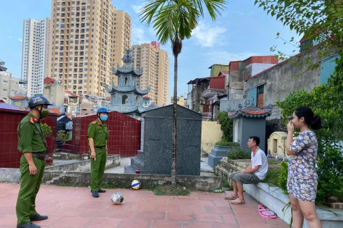 Hi hữu trong giãn cách: Trốn vào nghĩa trang tập thể dục, không đeo khẩu trang vẫn bị phát hiện, xử lý