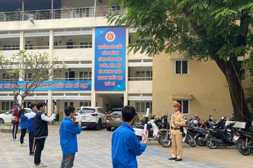 CSGT Hà Nội tập huấn cho các đội hình hướng dẫn giao thông của Thành đoàn